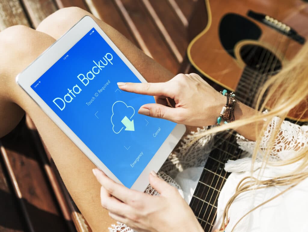 Daten Backup am Tablet Frau mit Gitarre, Daten sichern, Datensicherheit, Cloud
