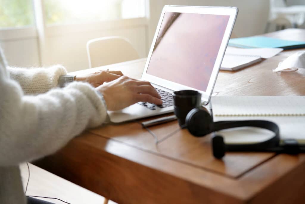 Closeup of woman hands typing on laptop, home-office, mobiles Arbeiten, mobil Arbeiten von zuhause, remote, vpn