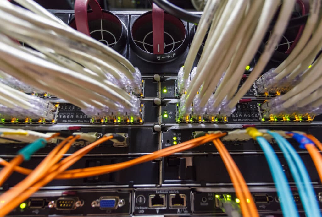 Kabel mit Server Nahaufnahme bunt für Virtualisierung der IT-Infrastruktur