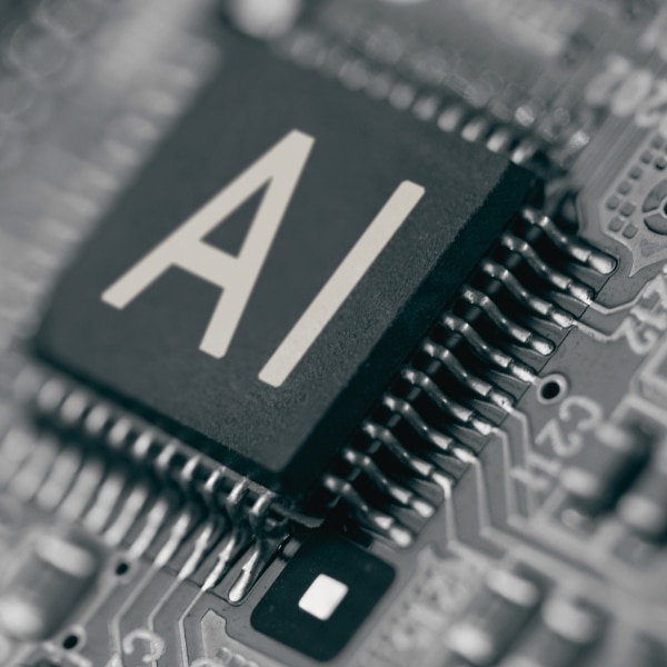 Schließen Sie den Computer-Chip mit AI-Zeichen. Künstliche Intelligenz, AI im Computer, IT-Dienstleister, KI, Senpro IT