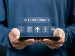 Hände, die ein Tablet halten, mit einer holografischen Übersicht zu 'AI GOVERNANCE', die die fünf Säulen – Sicherheit, Recht, Fairness, Innovation und Souveränität – der KI-Governance im Mittelstand visualisiert.